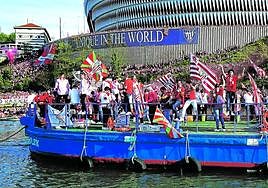 Los jugadores del Athletic festejan el triunfo copero desde la gabarra.