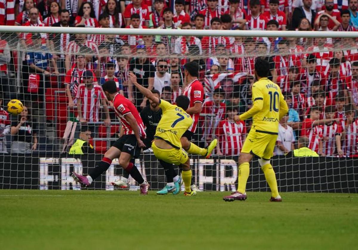 Gerard dispara a la portería rojiblanca.