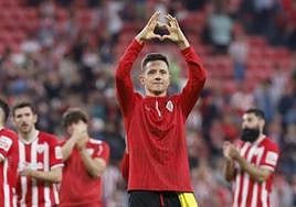 Los jugadores protestan al árbitro.