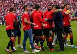 Marcelino saluda a la plantilla durante el pasillo.