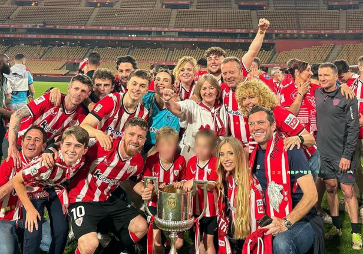 Muniain junto a su familia en La Cartuja.