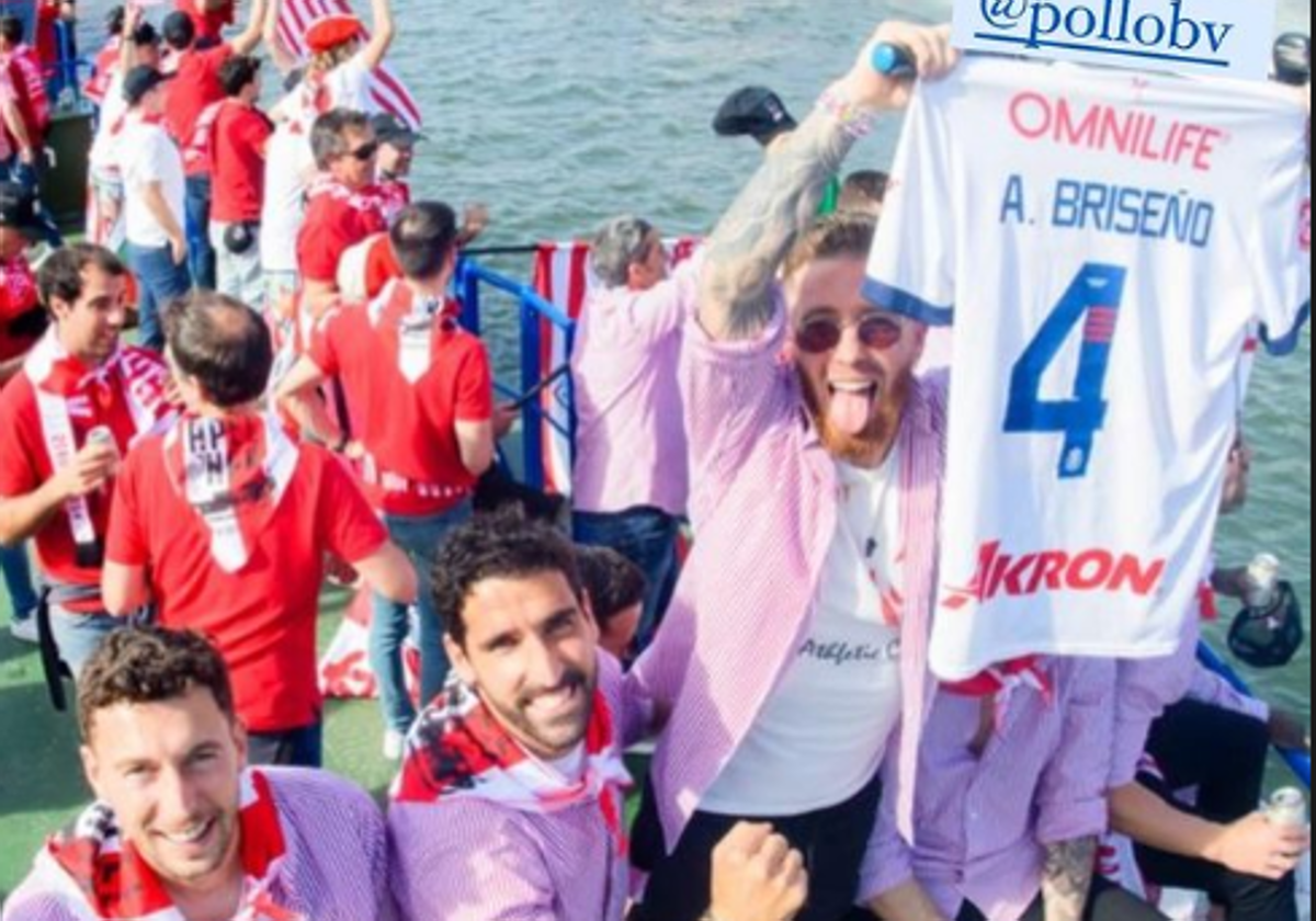 Los jugadores del Athletic presumieron de la camiseta también durante la gabarra.