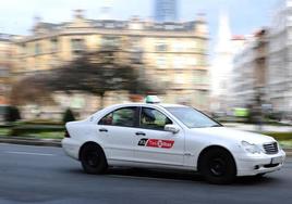 Un taxi atraviesa el centro de Bilbao.