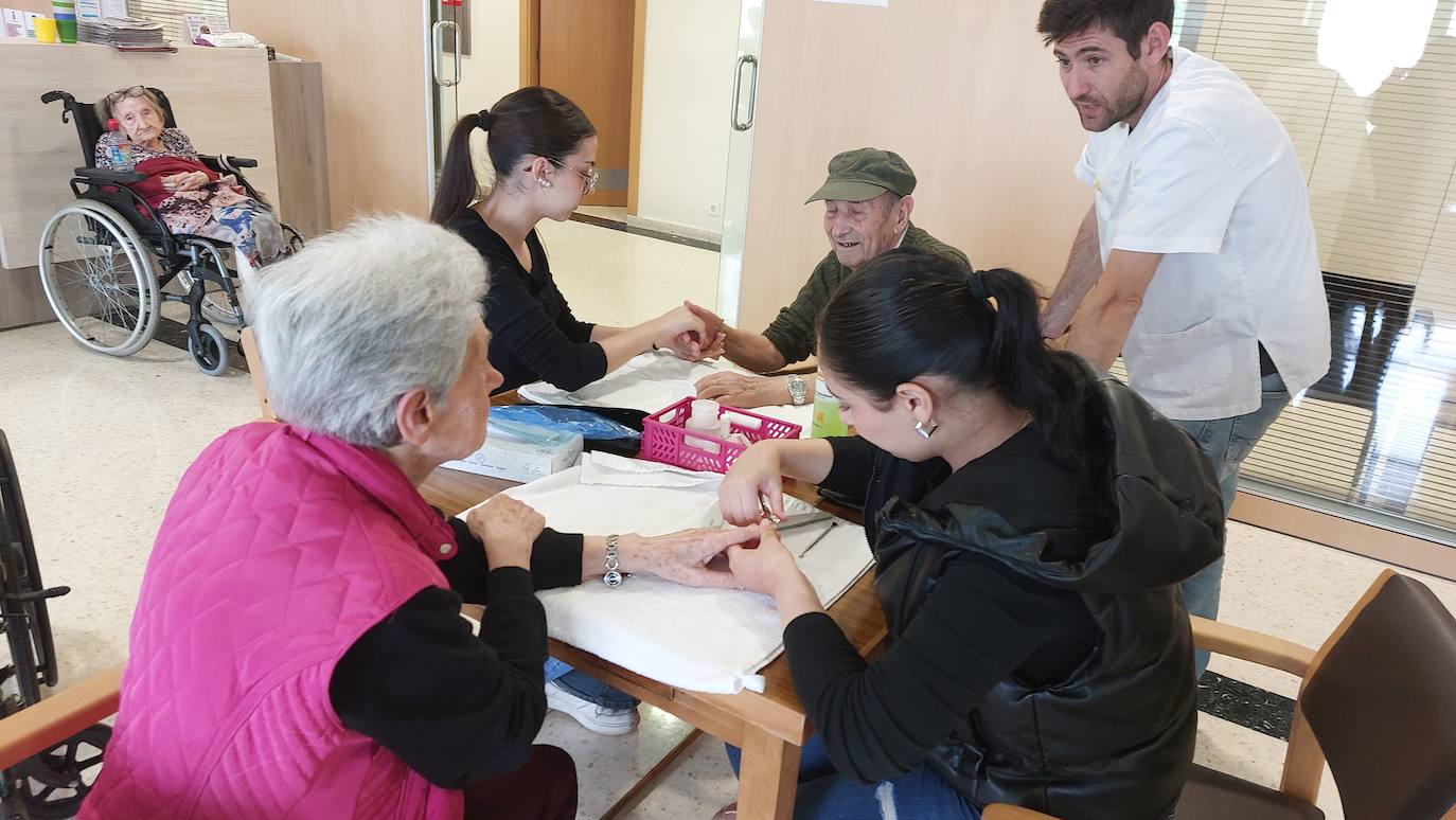 Dos generaciones unidas a través de la manicura