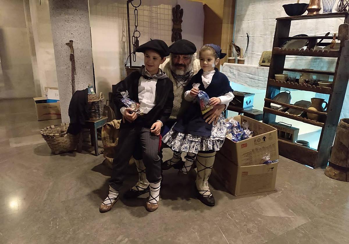 El Olentzero de Amurrio recibe a los niños en Navidad.