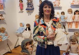 Teresa Lafragua sostiene una de las muñecas que se pueden ver en la exposición del Museo Santxotena.