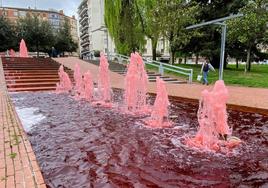 Aspecto que lucía este lunes la gran fuente del parque del Norte, en Vitoria.