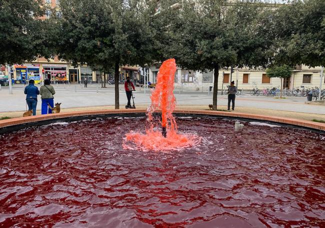 Otra de las fuentes del parque del Norte, donde ha brotado agua roja.