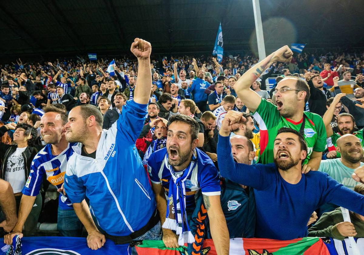 La grada de Mendizorroza celebra un gol del Alavés.