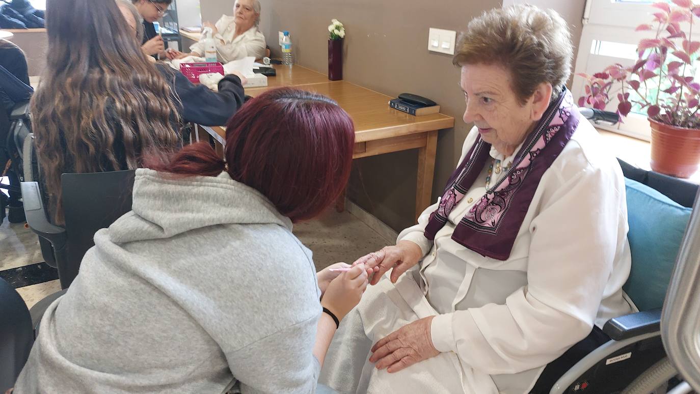 Dos generaciones unidas a través de la manicura