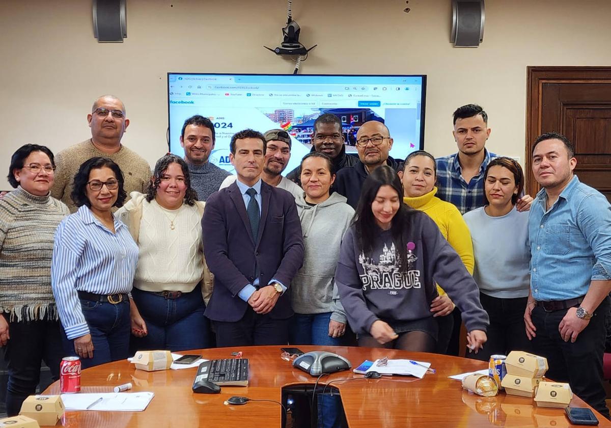 Los integrantes de la asociación junto al concejal Carlos García, en el centro, en el Ayuntamiento de Durango.