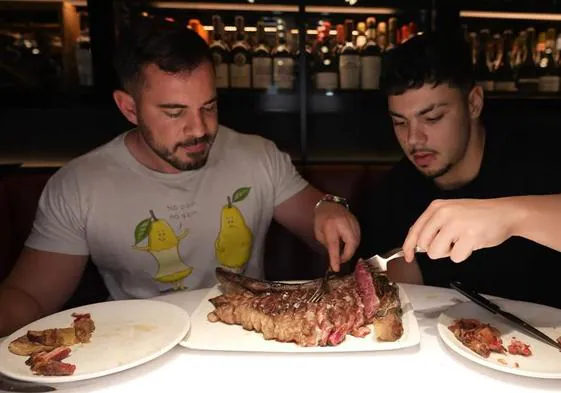 El influencer 'Cenando con Pablo' se gasta 700 euros en este restaurante de Bilbao