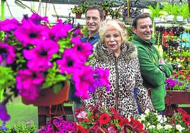 Entre flores. María José con sus hijos Txente y Gonzalo.