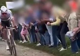Un nuevo vídeo muestra cómo una mujer tiró una gorra a los radios de Van der Poel en Roubaix
