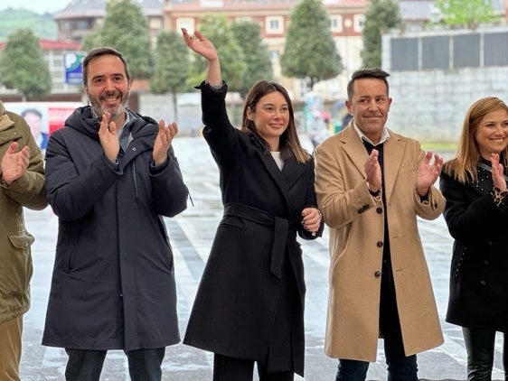 Aroa Jilete junto al consejero de Comercio, Consumo y Turismo, Javier Hurtado, en un acto ayer en Llodio.