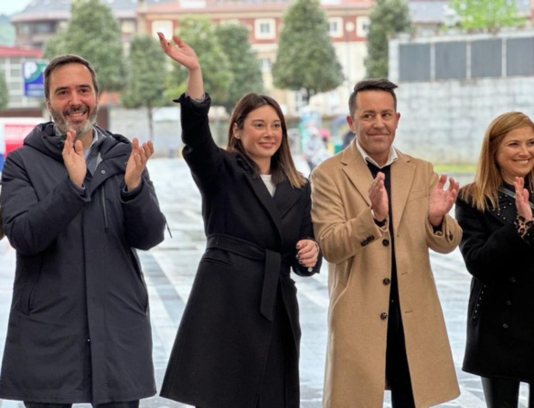 Aroa Jilete junto al consejero de Comercio, Consumo y Turismo, Javier Hurtado, en un acto ayer en Llodio.