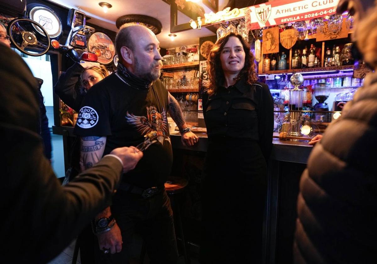 Isabel Díaz Ayuso en el bar Ruta 66, en Santutxu.