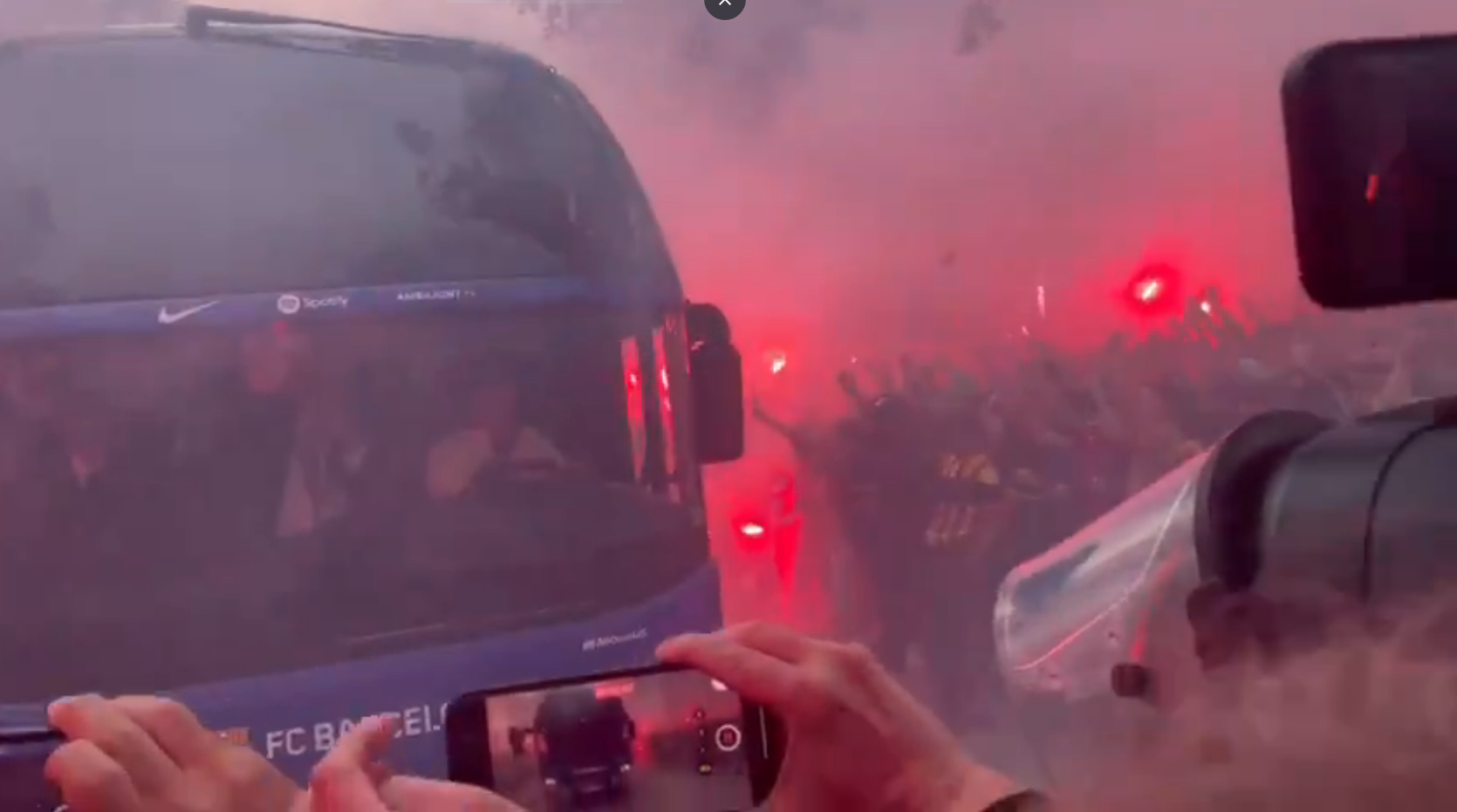 Aficionados del Barcelona tiran objetos al autobús de su equipo al pensar que era el del PSG