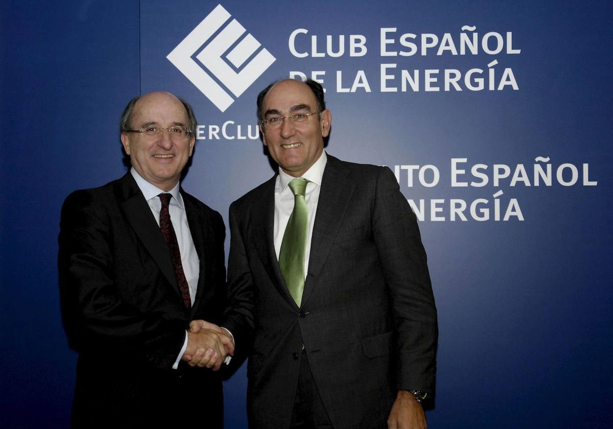 Imagen de archivo de Antonio Brufau e Ignacio Galán saludándose en un acto del Club Español de la Energía.