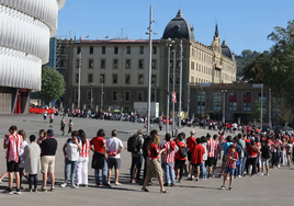 Colas este fin de semana en los accesos a San Mamés para inmortalizarse con la Copa.