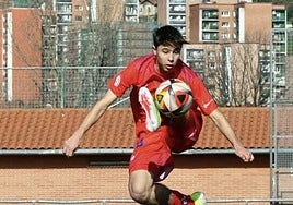 Izei Hernández controla con la zurda en Mallona.