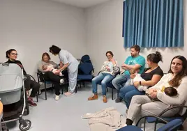 La enfermera Adelina García pendiente de Zoe, con los pequeños Kenai, Inar, Balian, Nare y Erik también en la sala, antes de dar comienzo a la sesión en la mañana de este martes.