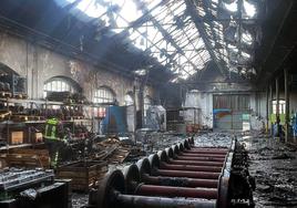 Estado en el que quedó el interior de la nave incendiada.