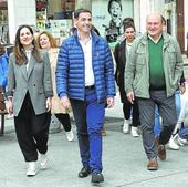 Imanol Pradales, flanqueado de Bakartxo Tejeria y Andoni Ortuzar, pasea por Eibar donde ayer celebró un mitin.