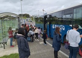 Vecinos de Sopela esperan varias líneas de autobuses escolares en la parada.