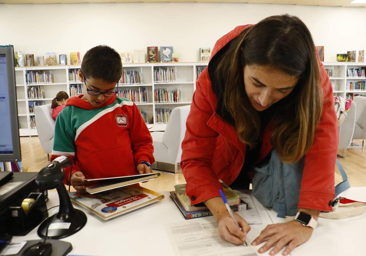 Fotografía de archivo de la biblioteca del centro cívico Zabalgana, que se decorarará con motivos relacionados con el cómic del 22 al 29 de abril.