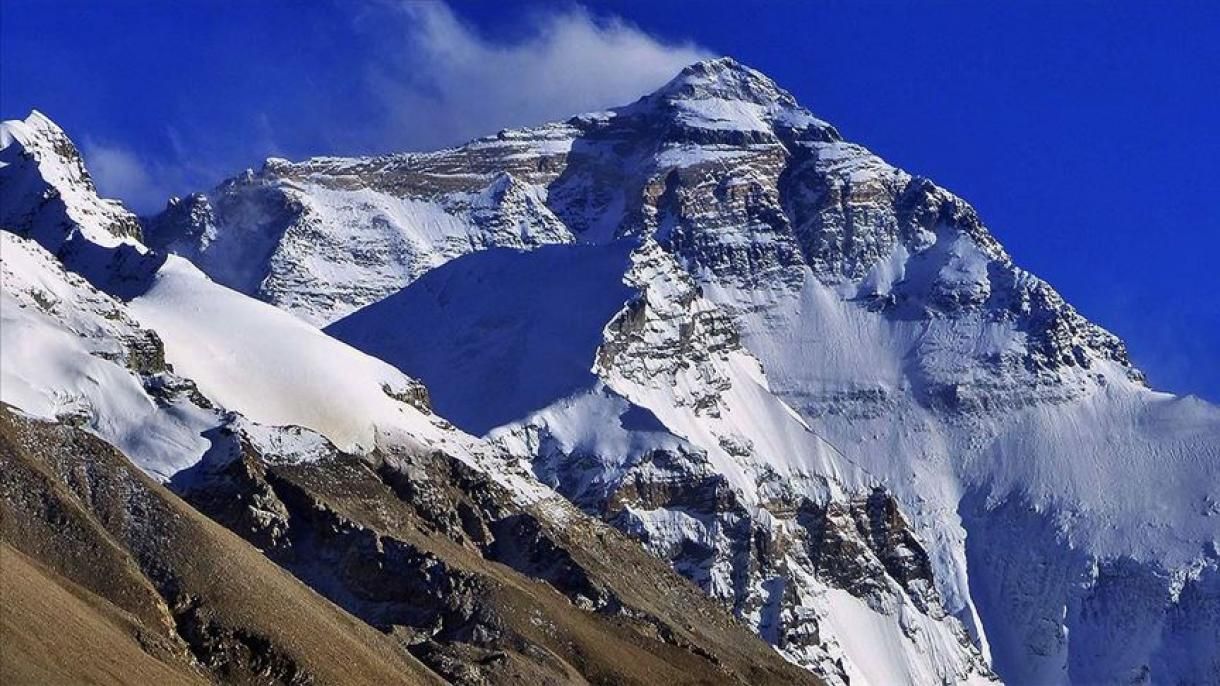 Everest mendiaren iparraldeko isurialdea. Bide normala ezkerreko gailurretik doa.