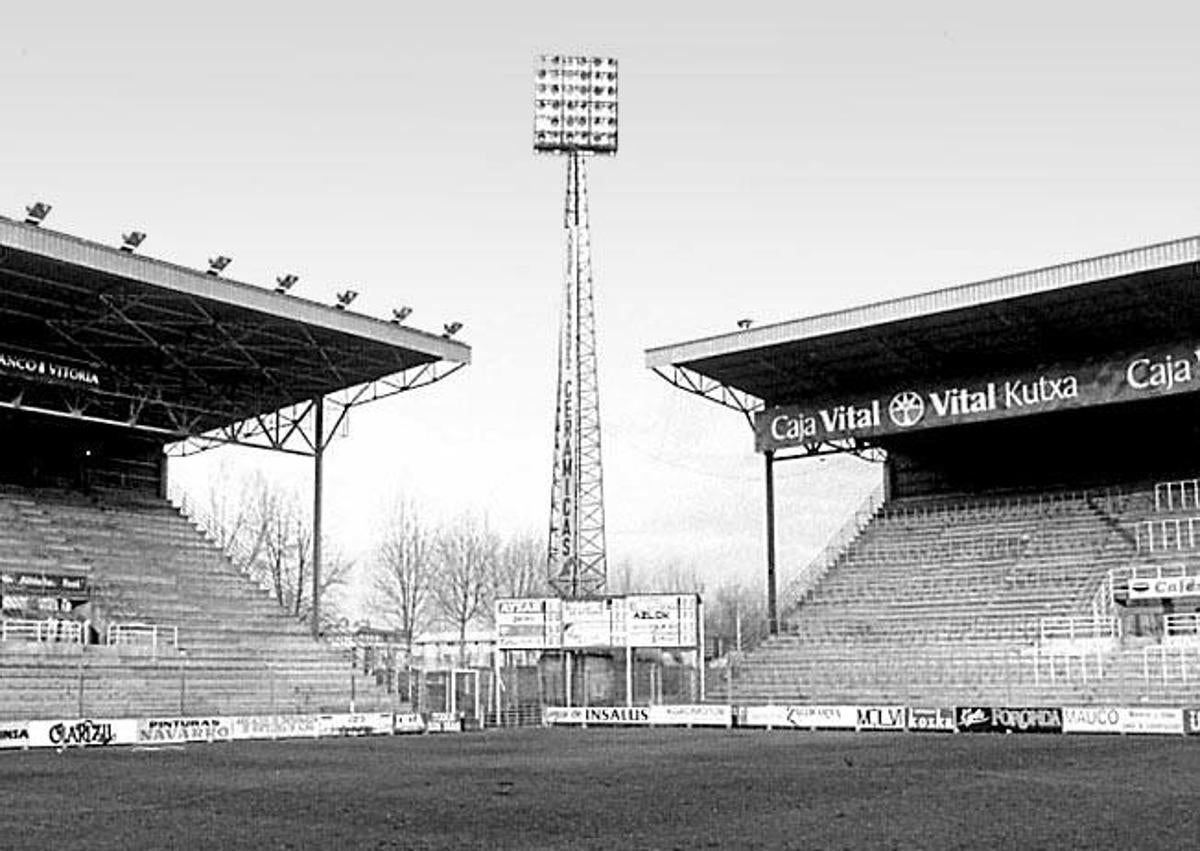 Imagen secundaria 1 - La piqueta actúa sobre la General (1998), el estadio, sin cerramiento en las esquinas y la emblemática torre de Radio Vitoria. 