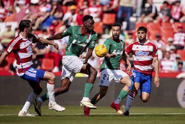 Samu y Abde buscan el remate en el partido del Alavés en Granada.