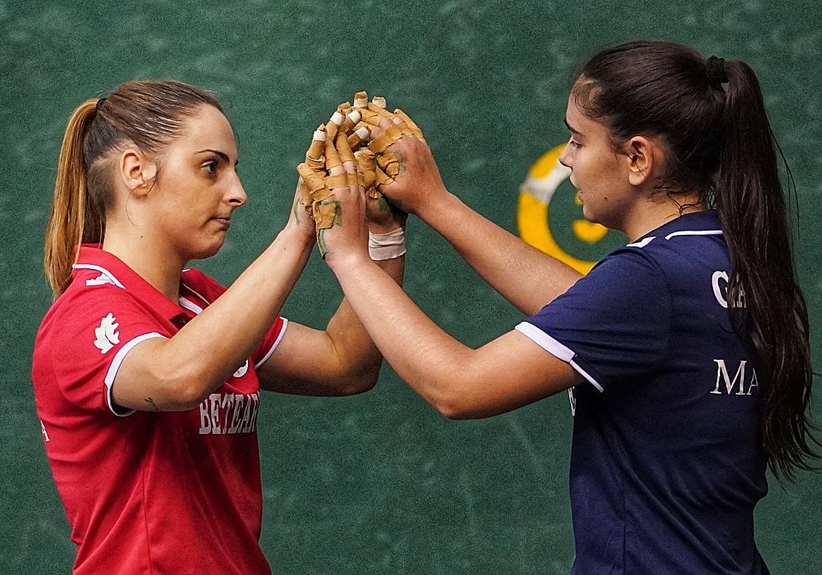 Aldai y Gaminde chocan sus manos tras la final del año pasado.