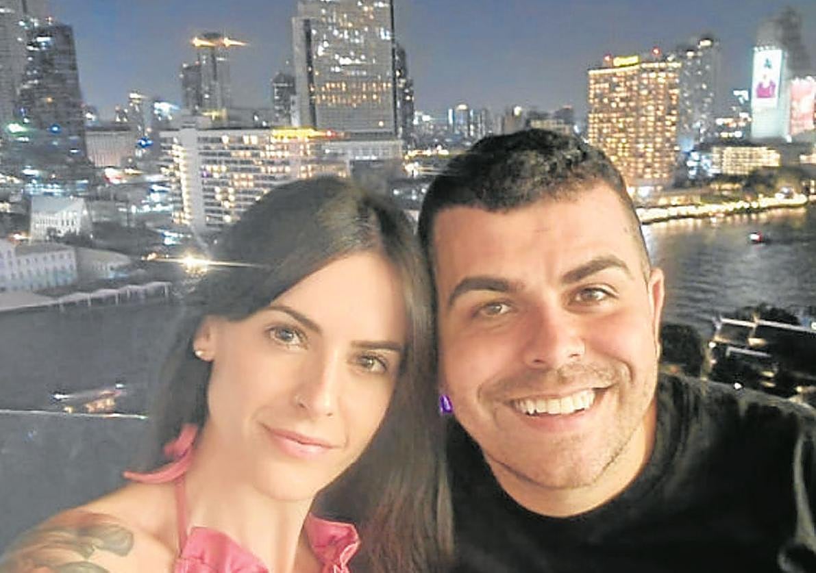 Usoa y Álex, en una foto tomada en Bangkok antes del ingreso.