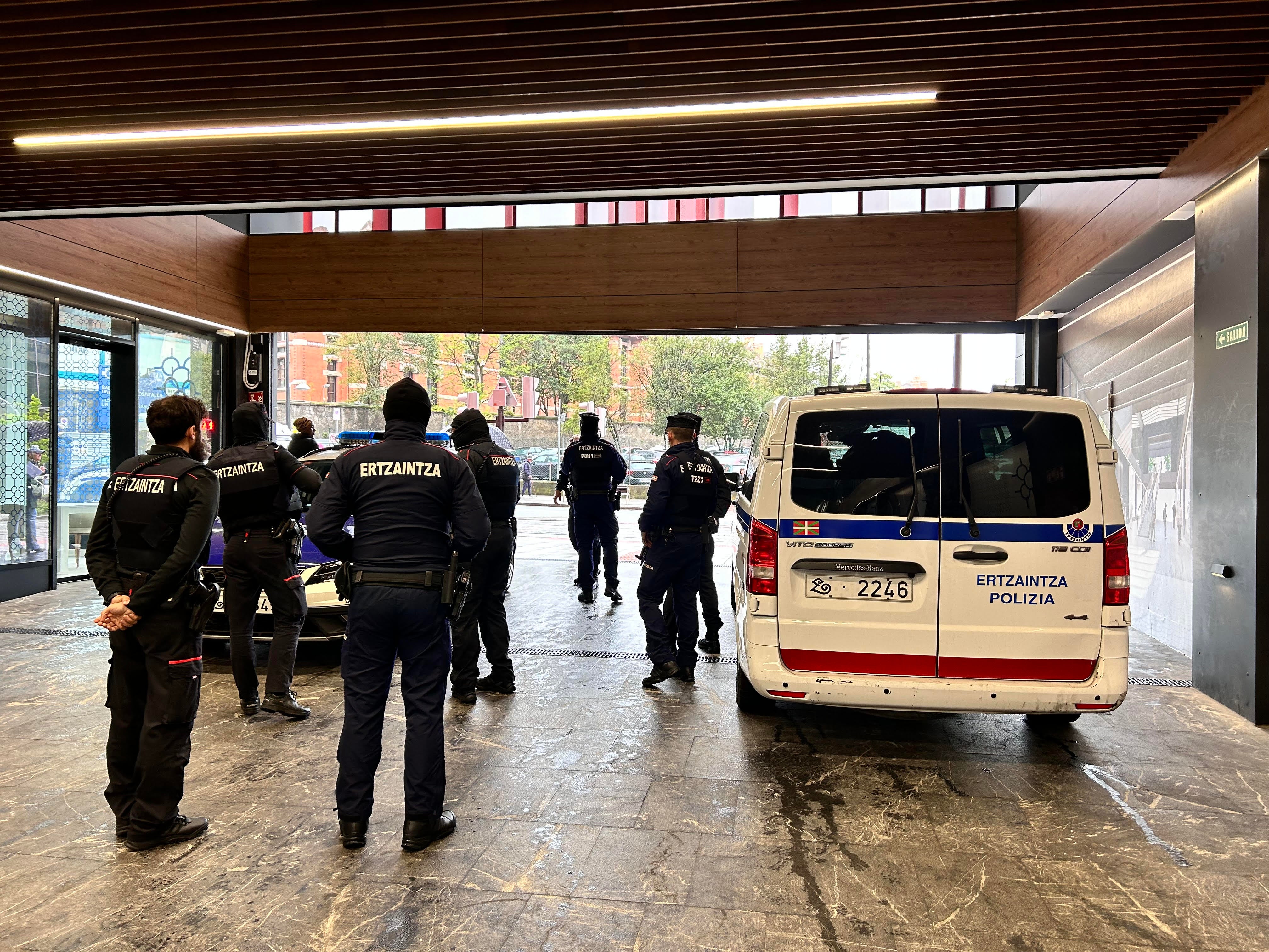 El asaltante dio propina al automovilista con el que huyó: «¡Esto es para ti, buen hombre!»