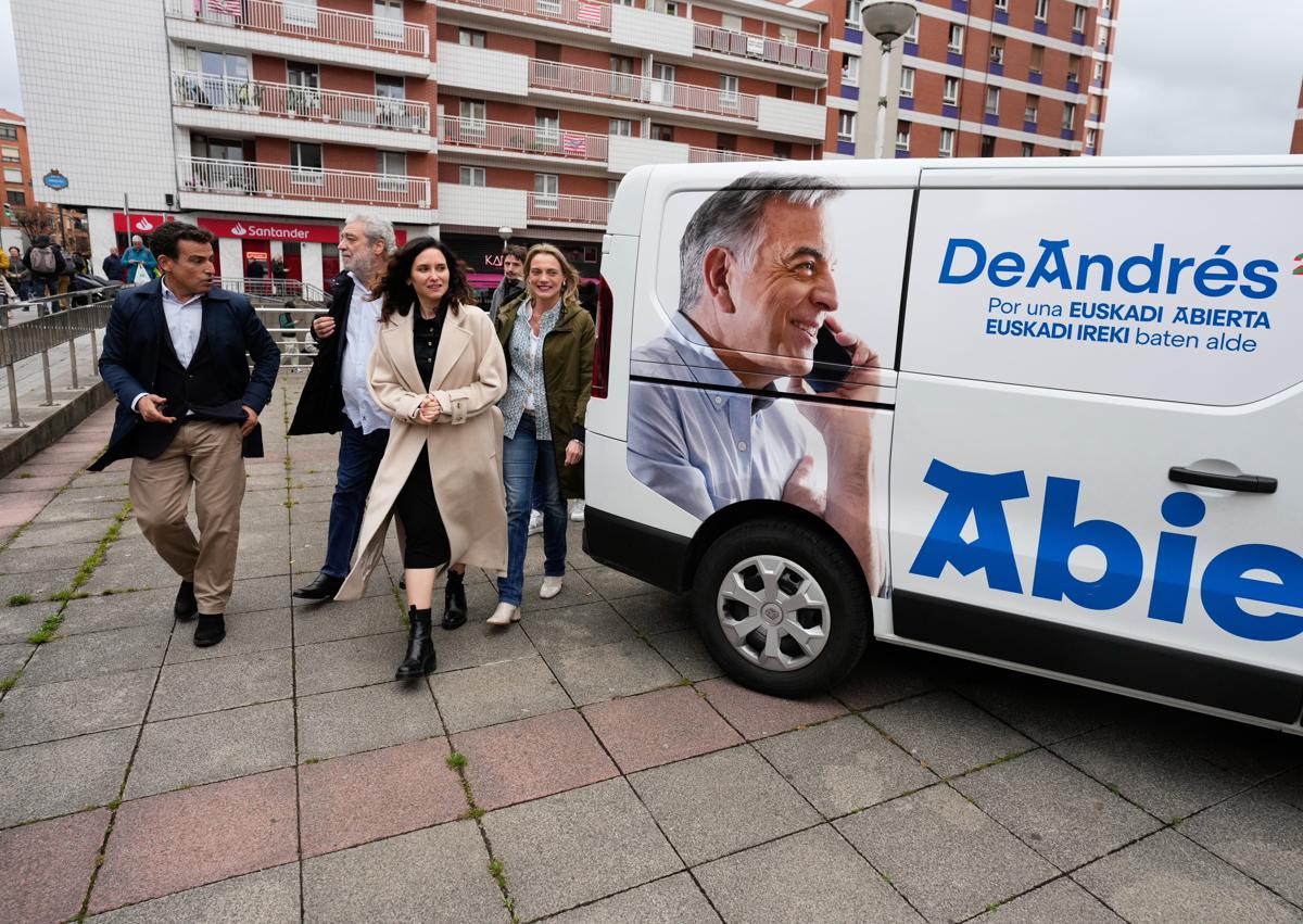 Imagen secundaria 1 - En la foto superior, Ayuso junto a los clientes del local. Abajo, a la izquierda, en la Plaza del Carmen junto a Carlos García, Raquel González y Miguel Ángel Rodríguez. A la derecha, un selfi con García y Esther Martínez.