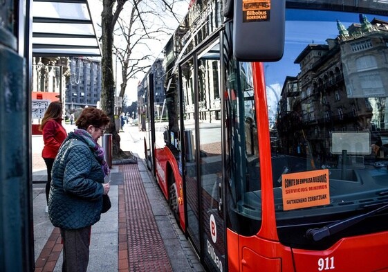 Pasajeros en una parada de Bilbobus, durante una jornada de huelga.