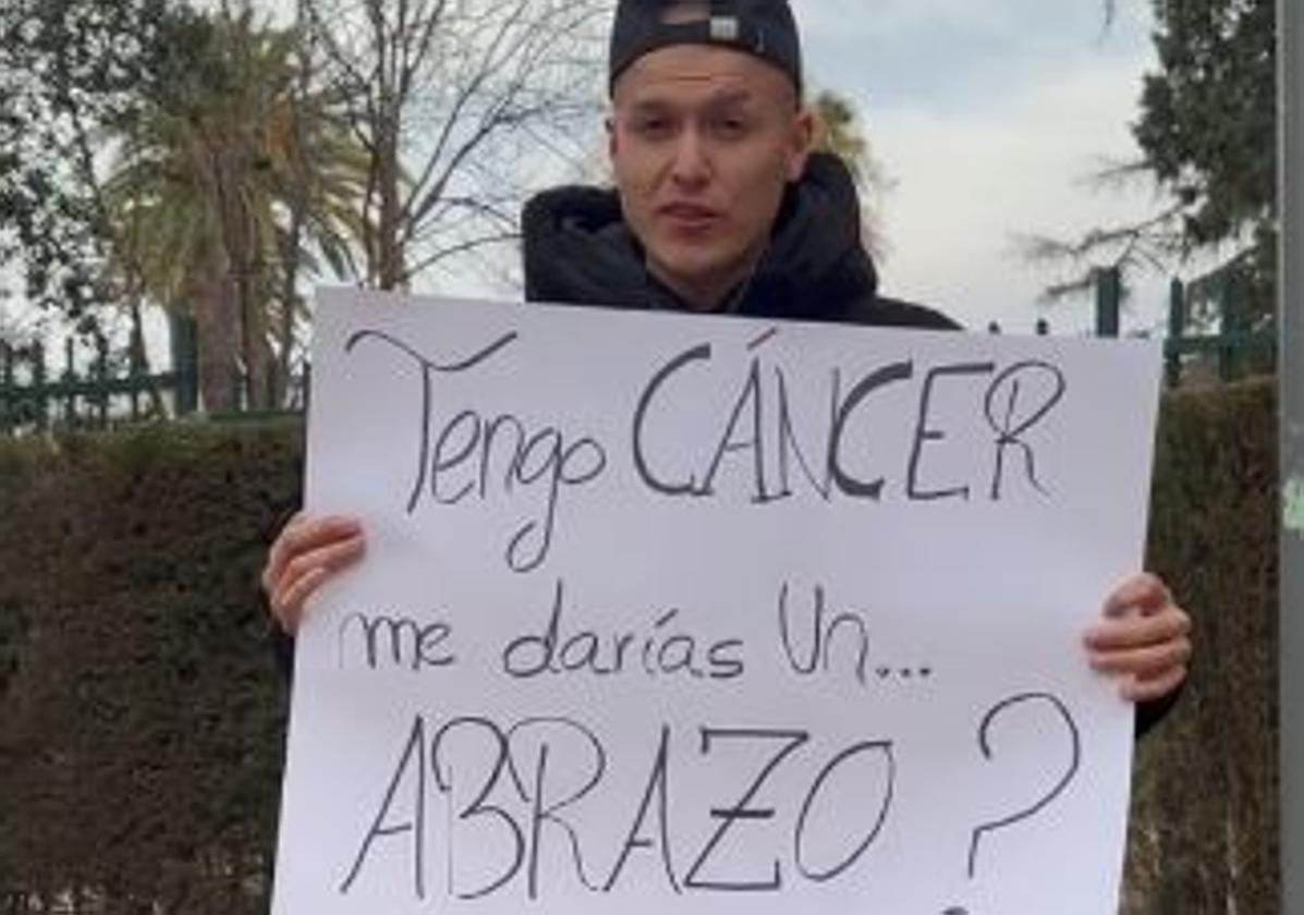 El emotivo vídeo de un joven con cáncer que pide un abrazo en las calles de Barcelona