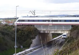 Un tren a su paso por el puente que atraviesa el polígono de Bayas.