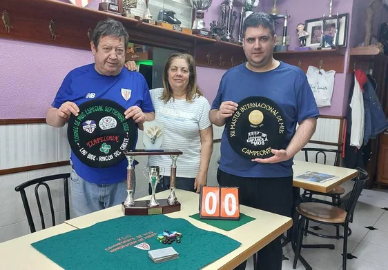 Eduardo González, su mujer, María Virtudes Monsalve, y su hijo, Imanol, exponen algunos premios.