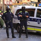 Agentes de la Policía Local, durante un operativo en el Casco Viejo de Vitoria anterior a los hechos.