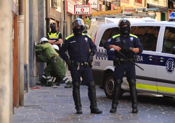 Agentes de la Policía Local, durante un operativo en el Casco Viejo de Vitoria anterior a los hechos.