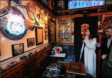 Así fue la visita de Ayuso al bar de moteros de Bilbao: selfis, rock, cuero y luces de neón