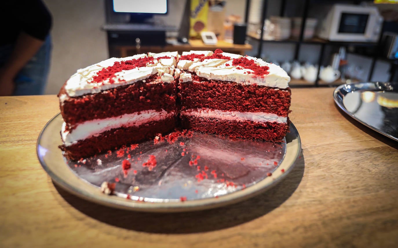 La nueva cafetería del Casco Viejo con las mejores tartas en la que un robot hace de camarero