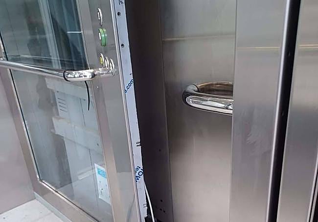 Uno de los paneles arrancados de los elevadores.