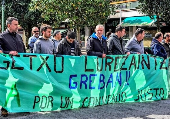 La plantilla de jardineros de Getxo participa en un acto de protesta celebrado en el centro de Algorta.