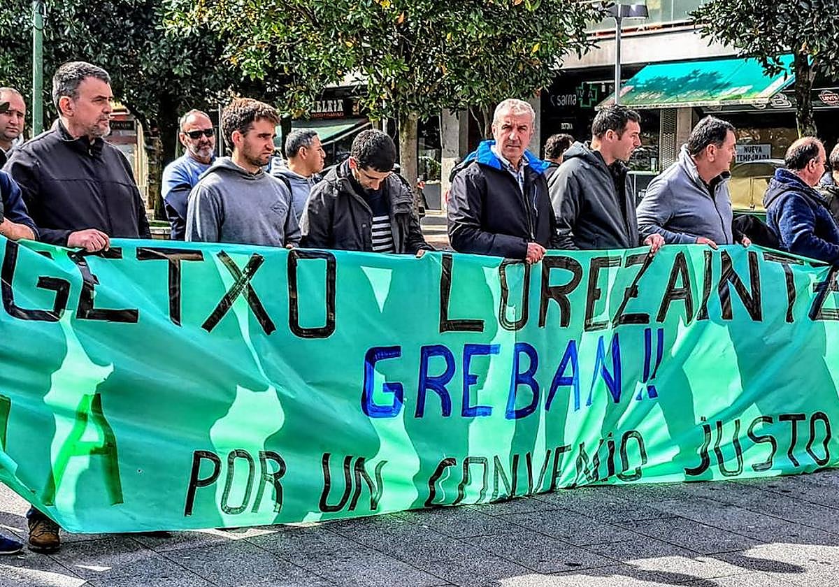 La plantilla de jardineros de Getxo participa en un acto de protesta celebrado en el centro de Algorta.