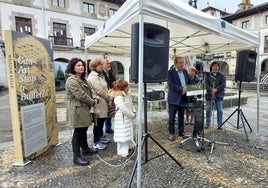 El panel dedicado al artista William Kelly se ha instalado en la plaza del Ayuntamiento de Gernika.