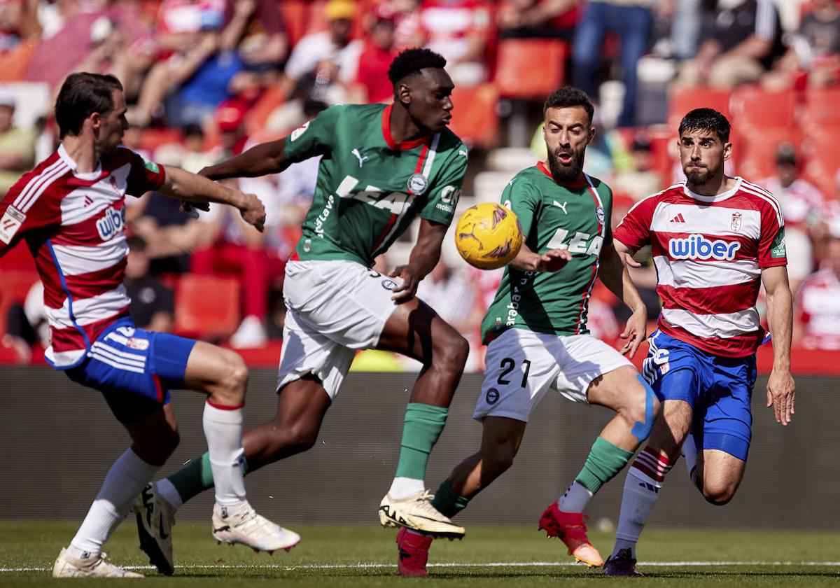 Samu y Abde buscan el remate en el partido del Alavés en Granada.